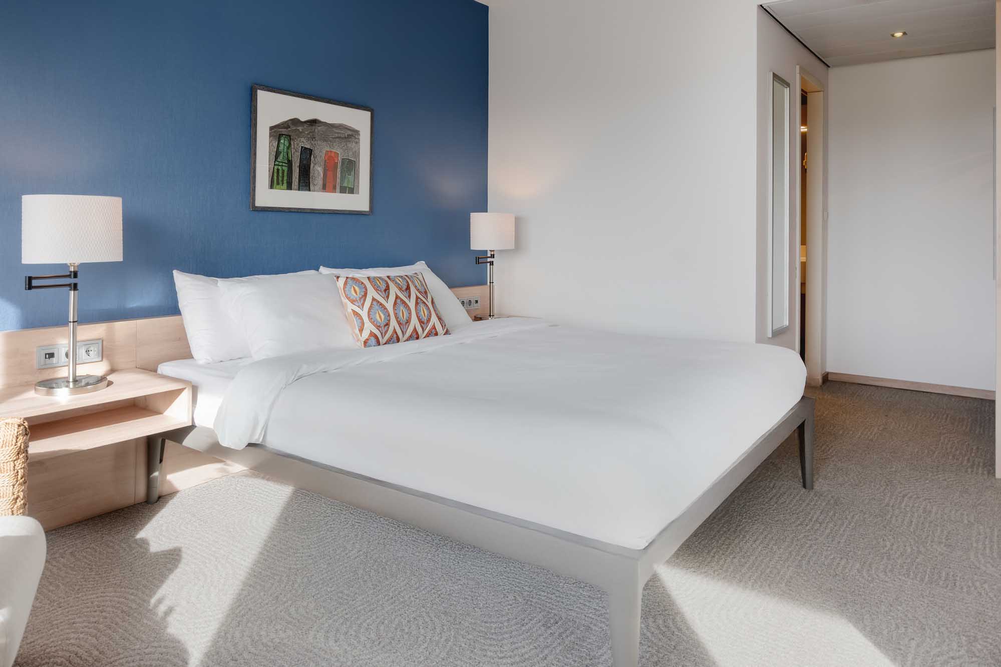 executive suite walktrough to bathroom