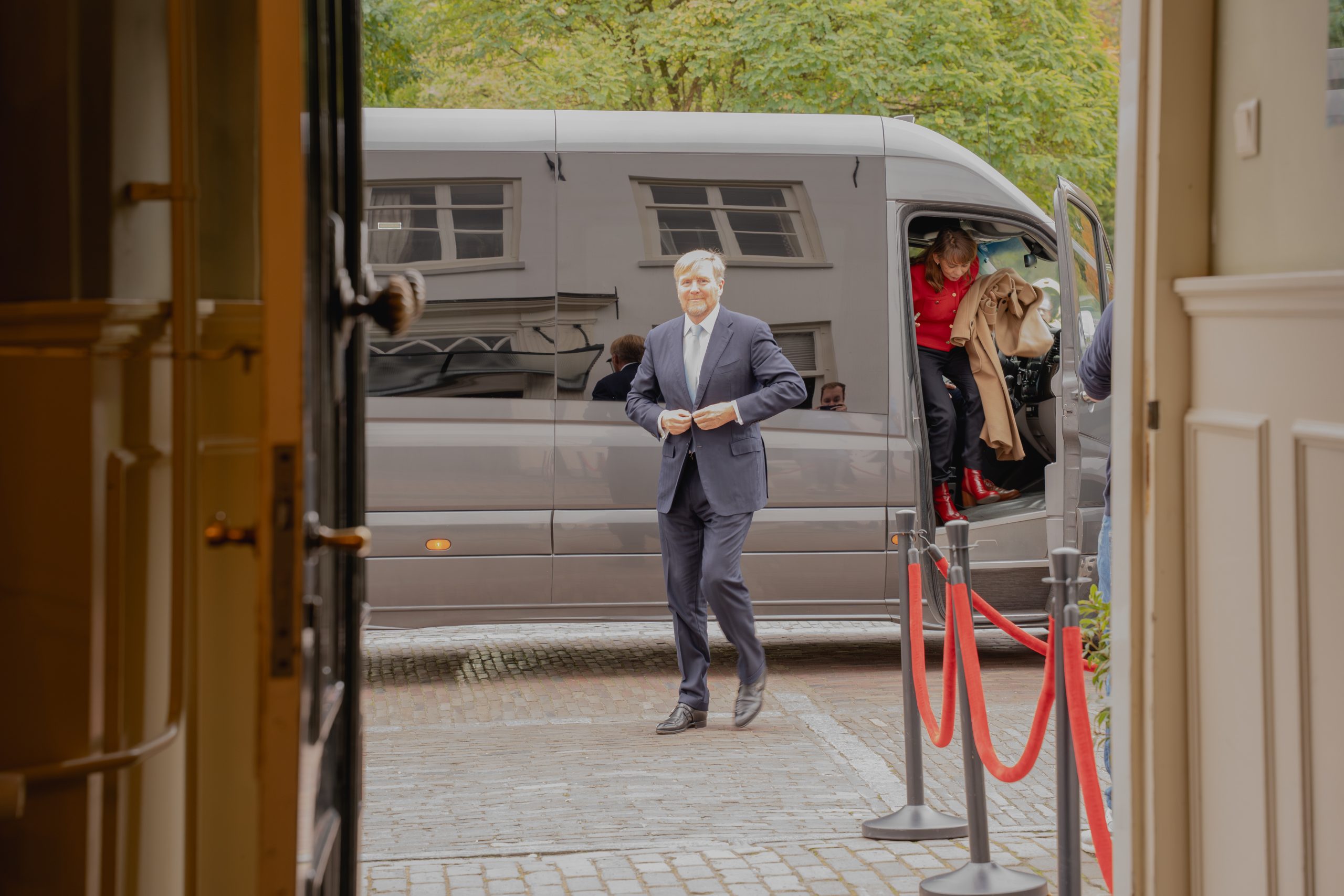 Koning Willem-Alexander stapt uit busje